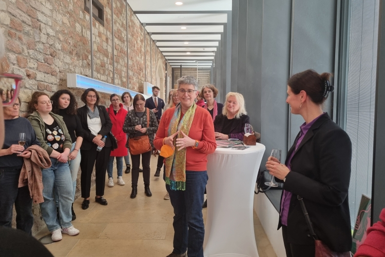 Zonta -Präsidentin Christine Wirtz begrüßt die Gäste im Stadtmuseum bei der Vorstellung des neuen Kalenders