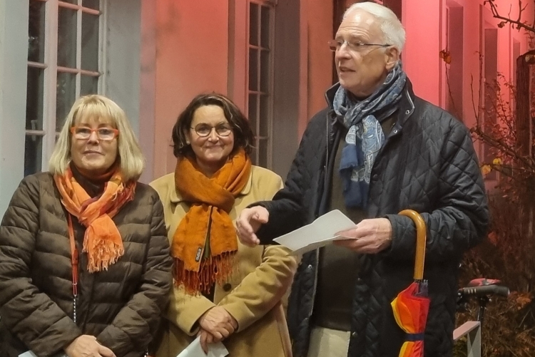 OB Leibe eröffnet die Flaggenhissung vor dem Rathaus