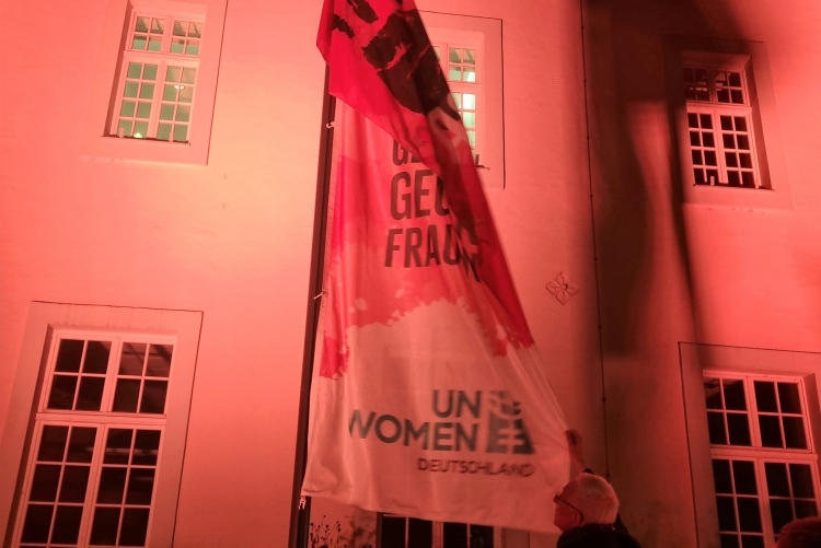 Flagge von UN Woman vor dem Rathaus in Trier