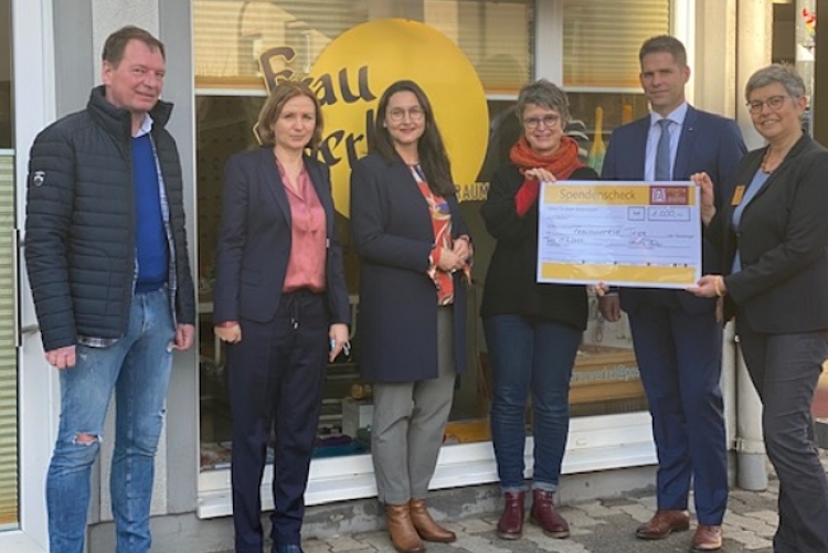 Christine Wirtz, Präsidentin des Zonta-Clubs Trier (r.), überreicht den symbolischen Scheck über 1000 Euro an Monika Neumann vom Frauennotruf (2.v.r.) Mit dabei bei der Spendenübergabe sind außerdem Patrick Sterzenbach, Vorsitzender der City-Initiative Trier, Silvia Wenzel (Sparkasse Trier), Frauenbeauftragte Angelika Winter und Peter Michel (Volksbank Trier, v.l .). Foto: Zonta-Club Trier